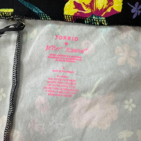 Torrid Black Floral Betsey Johnson Mini Foxy Skirt - New - Size 4 (26) - Picture 6 of 6